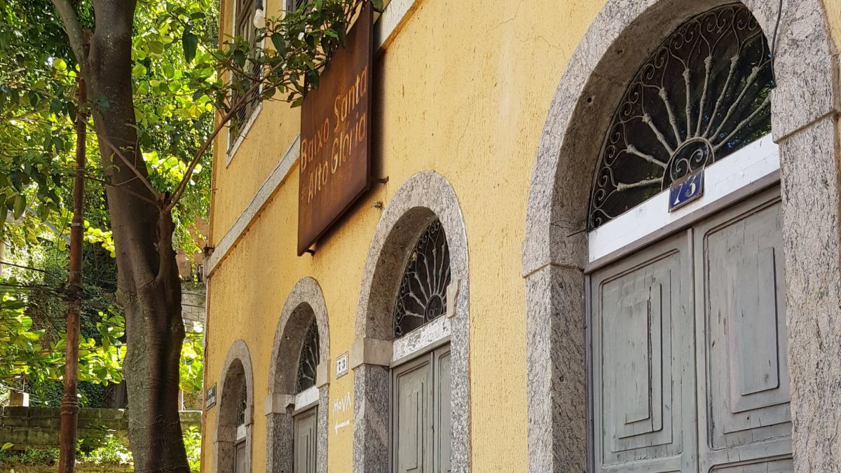 Fachada amarela do casarão do Espaço Mova, com portas em arco na Rua Hermenegildo de Barros, 73