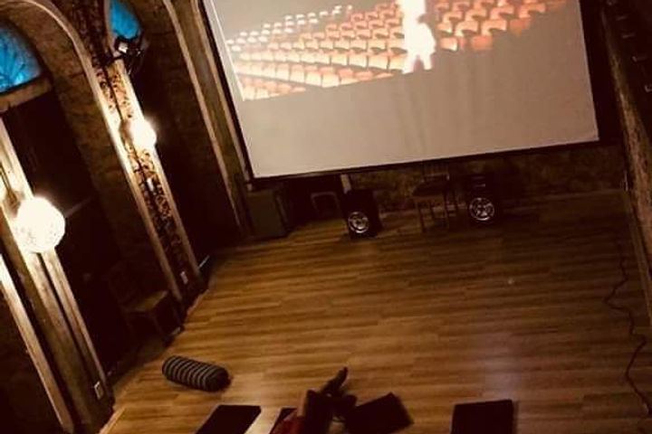 Sala Fluxo com tela de projeção montada para aula e exibição de vídeo