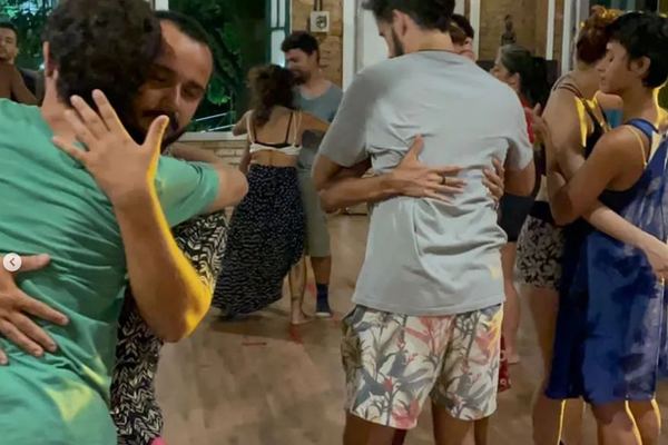 Casal dançando forró em aula no Espaço Mova