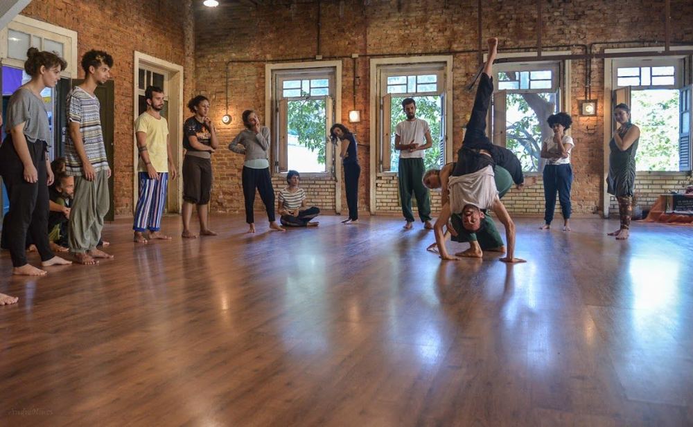 Jam de contato improvisação no Espaço Mova