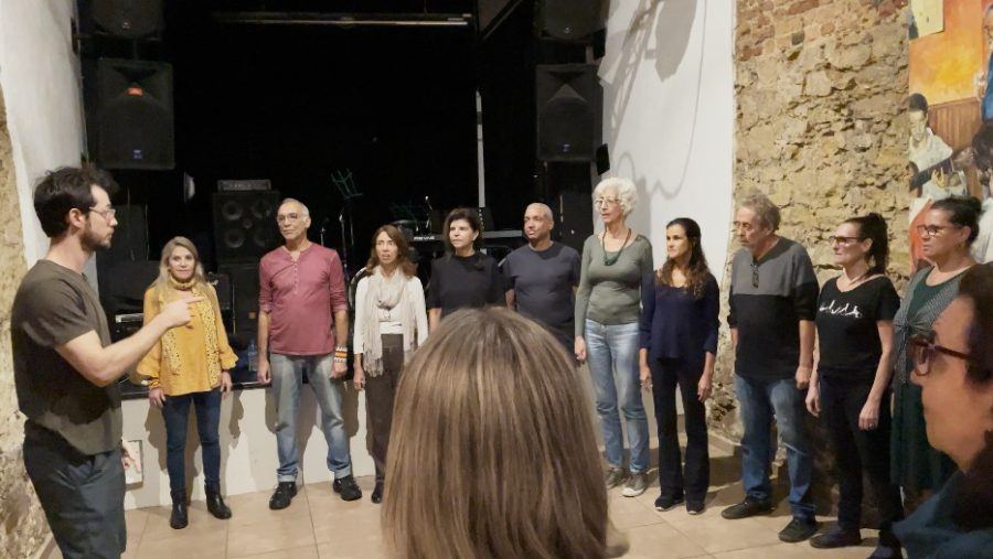 Felipe Tupi conduzindo um coro em prática de composição em tempo real