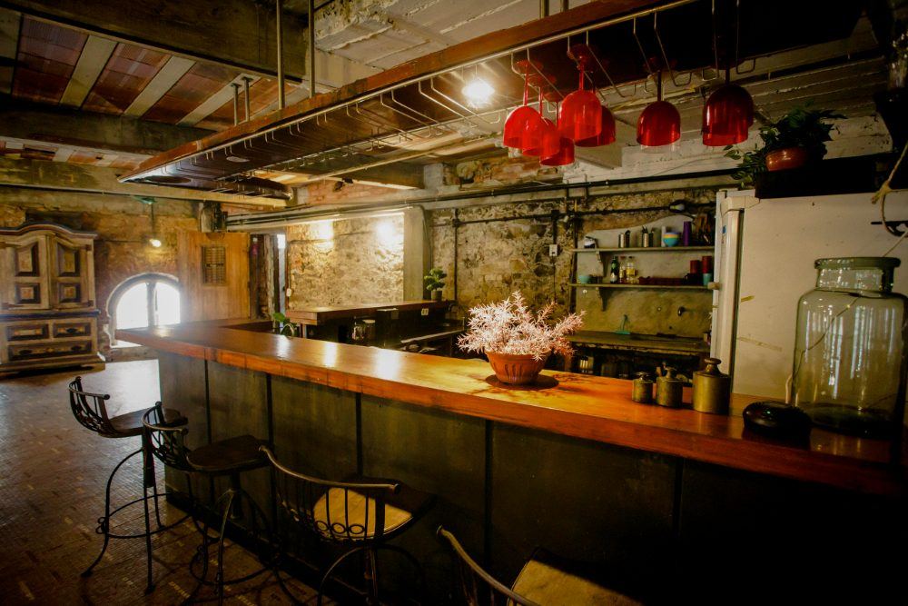 Mezanino, bar rústico de madeira