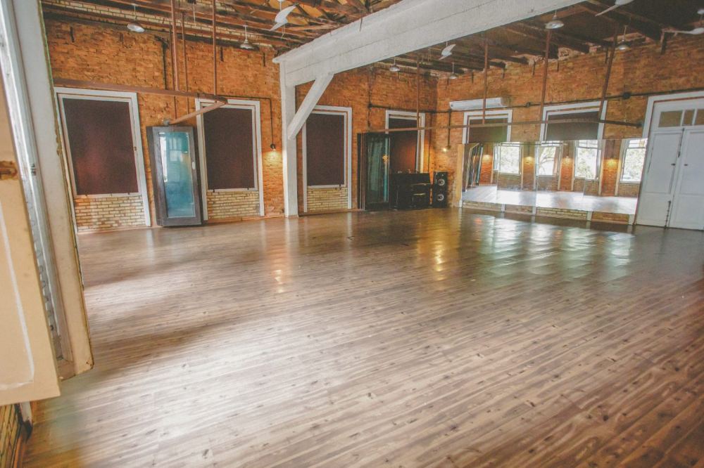 Salão Corpo: sala de ensaio de 120 m² com espelhos amplos e 